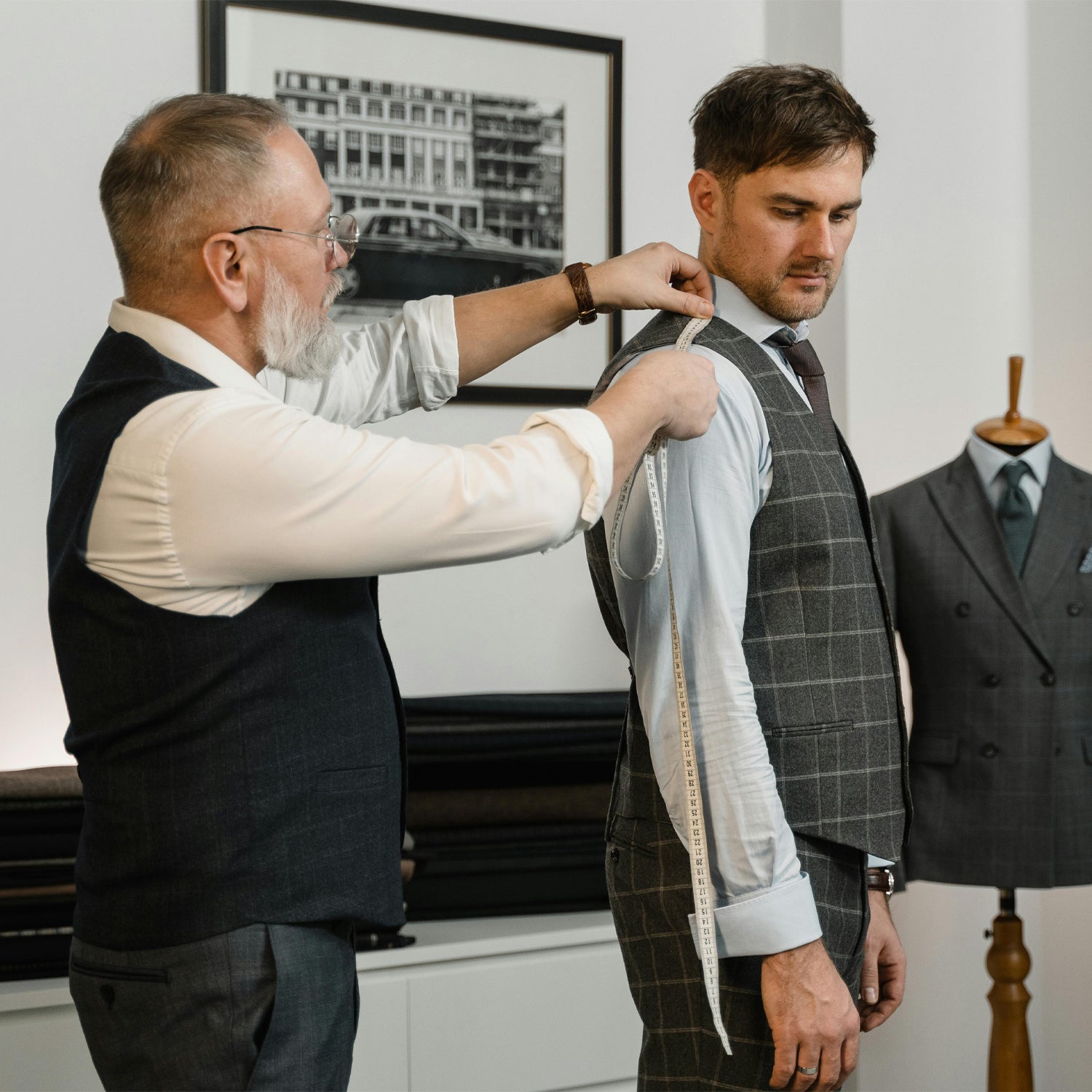 A Guide on How to Measure Men for Suits