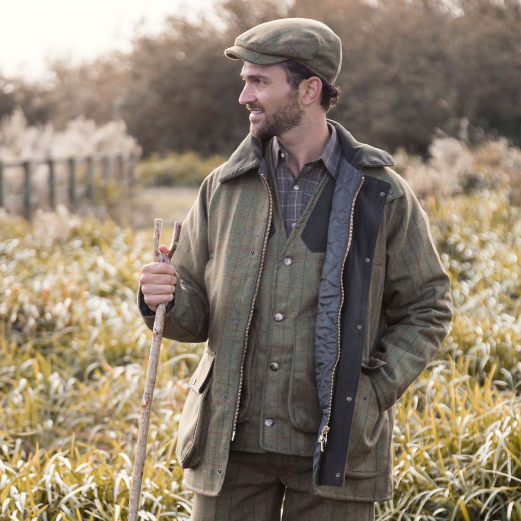 Country-style shooting jacket in earthy tones, designed with waterproof lining.