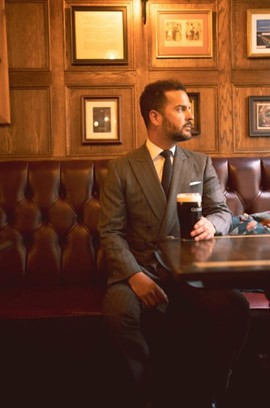 Men’s Grey Suit in Lounge Setting – Elegant Evening Tailoring Style