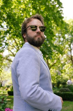 Men’s Light Grey Knit Blazer with Sunglasses – Refined Smart Casual Outfit